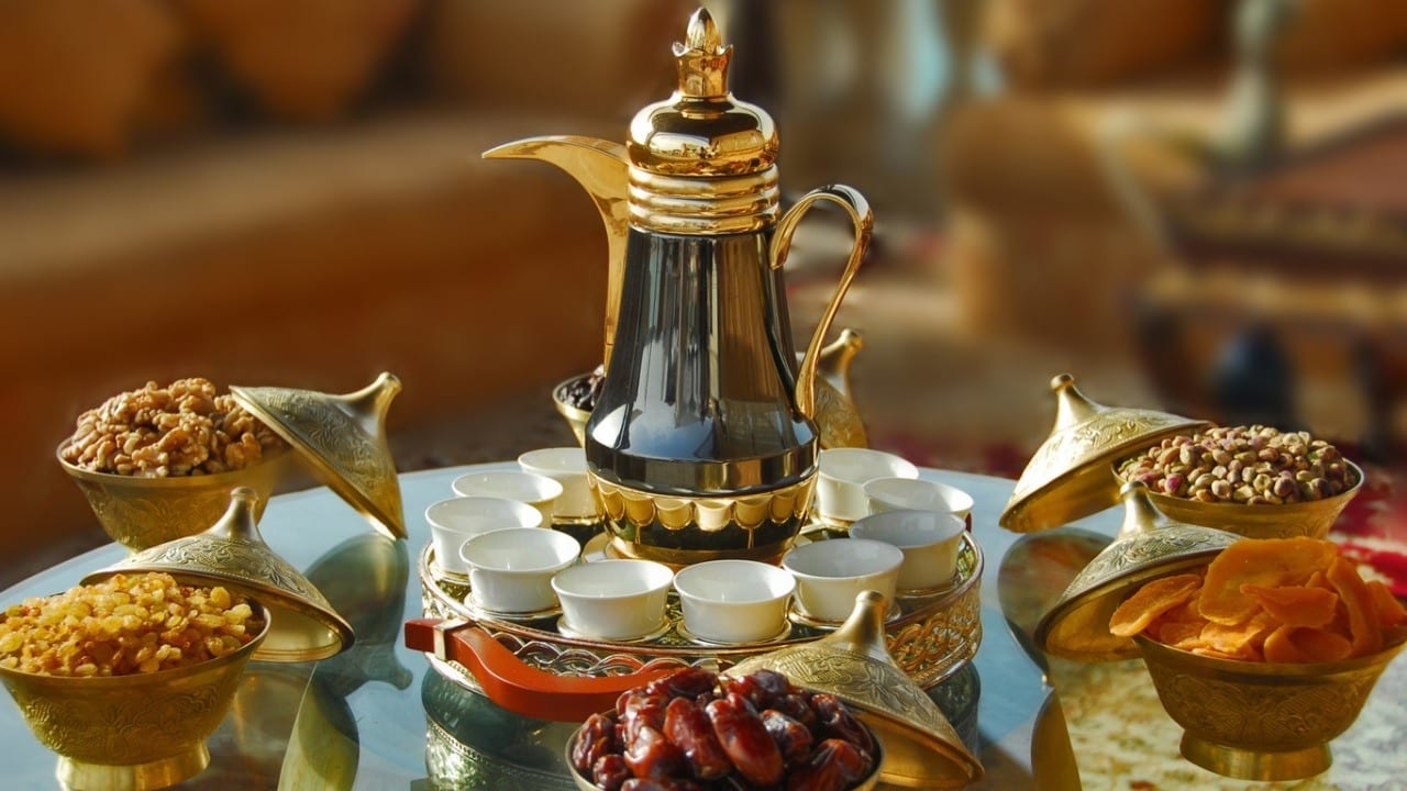 طقم أكواب قهوة عربي منقوش ورد – أبيض